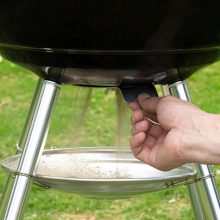 Grill Master faszenes kerti grill fedéllel - mobil, kerekes kivitel, extra tárolópolccal